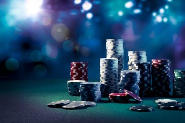 Bandar Ceme gameplay on macau303 slot showing domino cards and player seat layouts